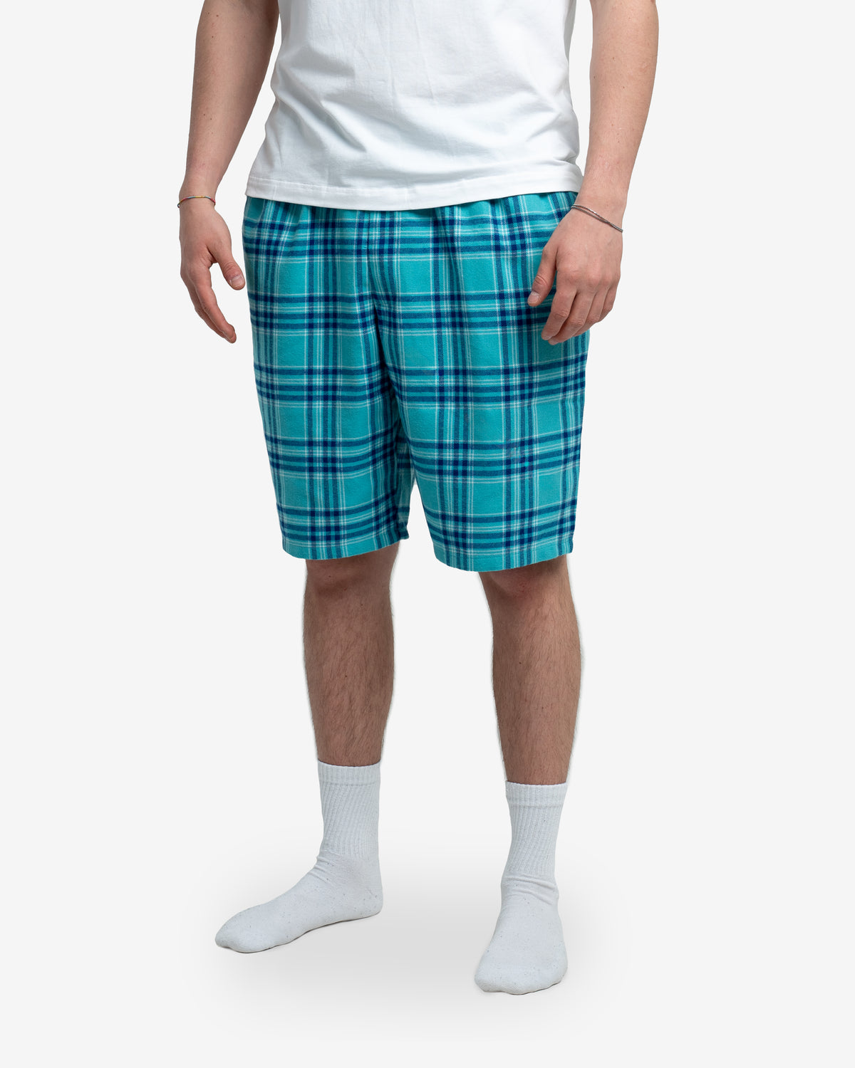 Detailansicht der Schorti in Blueberry mit blauem Karomuster. Fokus auf Schnitt, Musterverlauf und die seitlichen Taschen. Nur der untere Bauch- und Beinbereich des Modells sichtbar.