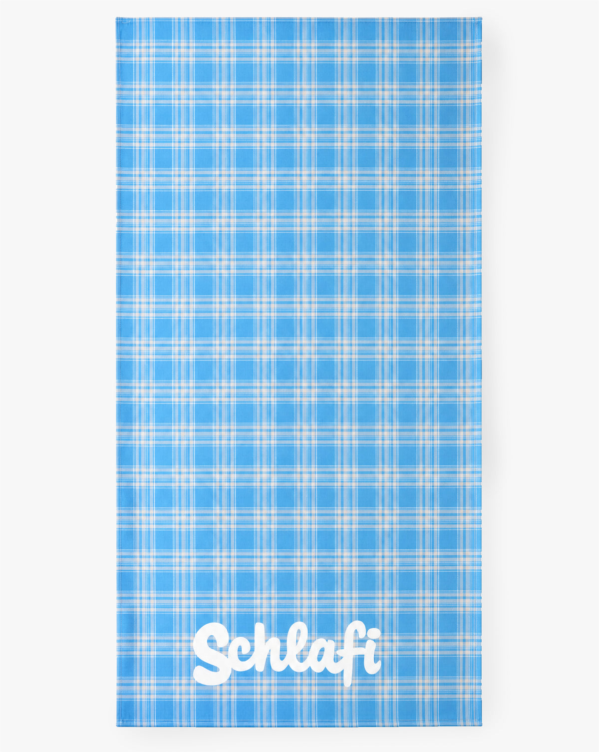 Blau kariertes Strandhandtuch mit weißem „Schlafi“-Schriftzug am unteren Rand, flach vor hellem Hintergrund ausgelegt.
