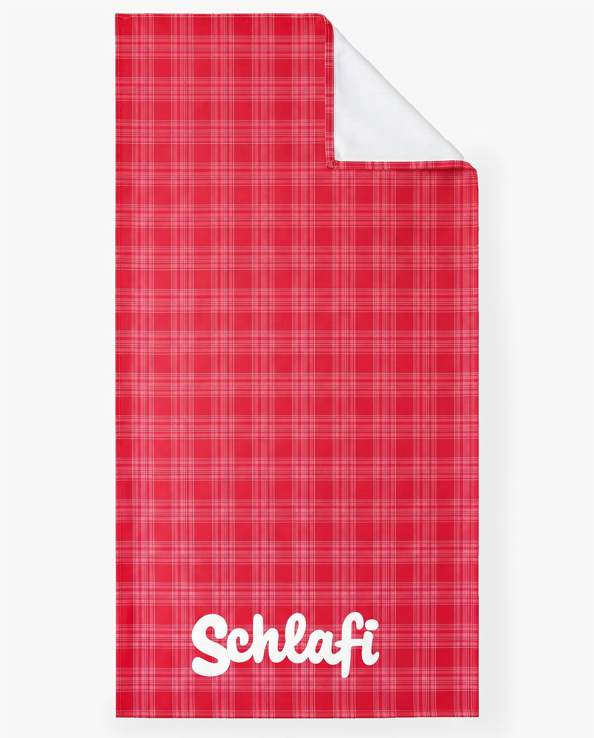 Rot kariertes Strandhandtuch mit weißem „Schlafi“-Schriftzug am unteren Rand, flach vor hellem Hintergrund ausgelegt.
