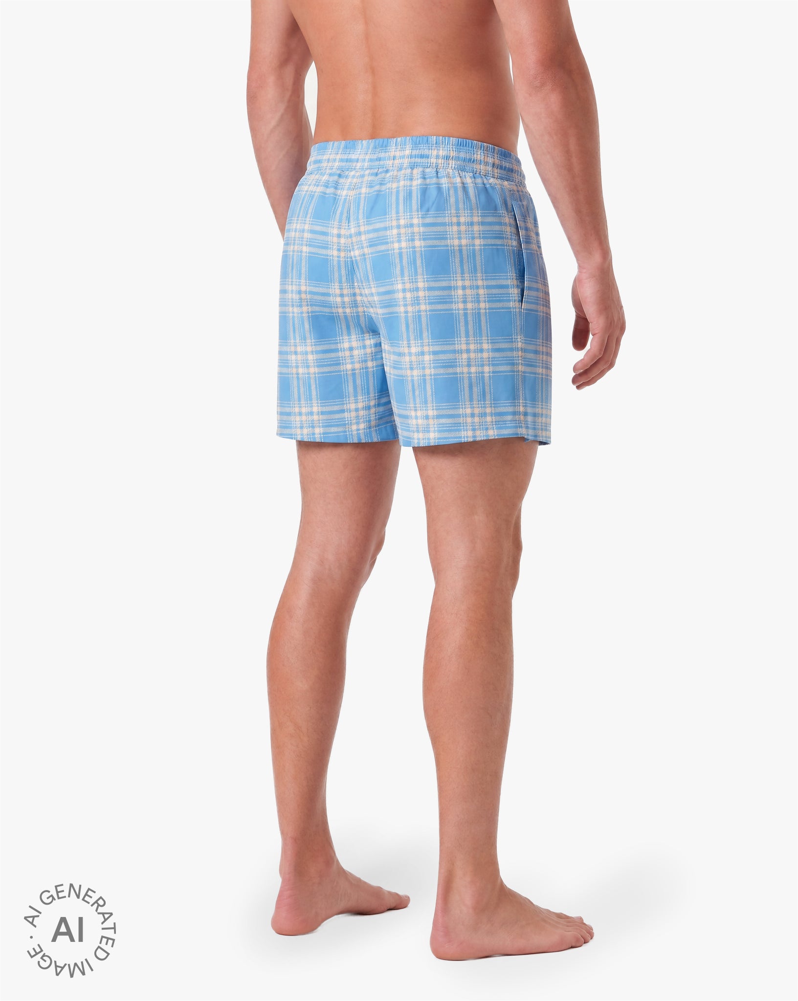 Alttext: Rückansicht eines männlichen Models in hellblauen Badeshorts mit weißem Karomuster. Die Shorts haben einen elastischen Bund und einen lockeren, knielangen Schnitt. Freigestellte Produktaufnahme vor grauem Hintergrund.