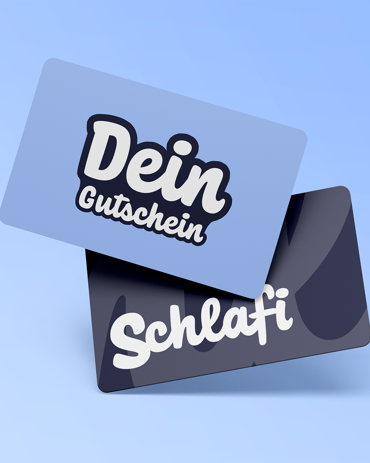 Zwei überlappende Geschenkkarten vor blauem Hintergrund. Die obere Karte ist hellblau und trägt in großer weißer Schrift mit schwarzem Rand die Aufschrift „Dein Gutschein“. Die untere Karte ist dunkelblau mit dem weißen Schriftzug „Schlafi“.
