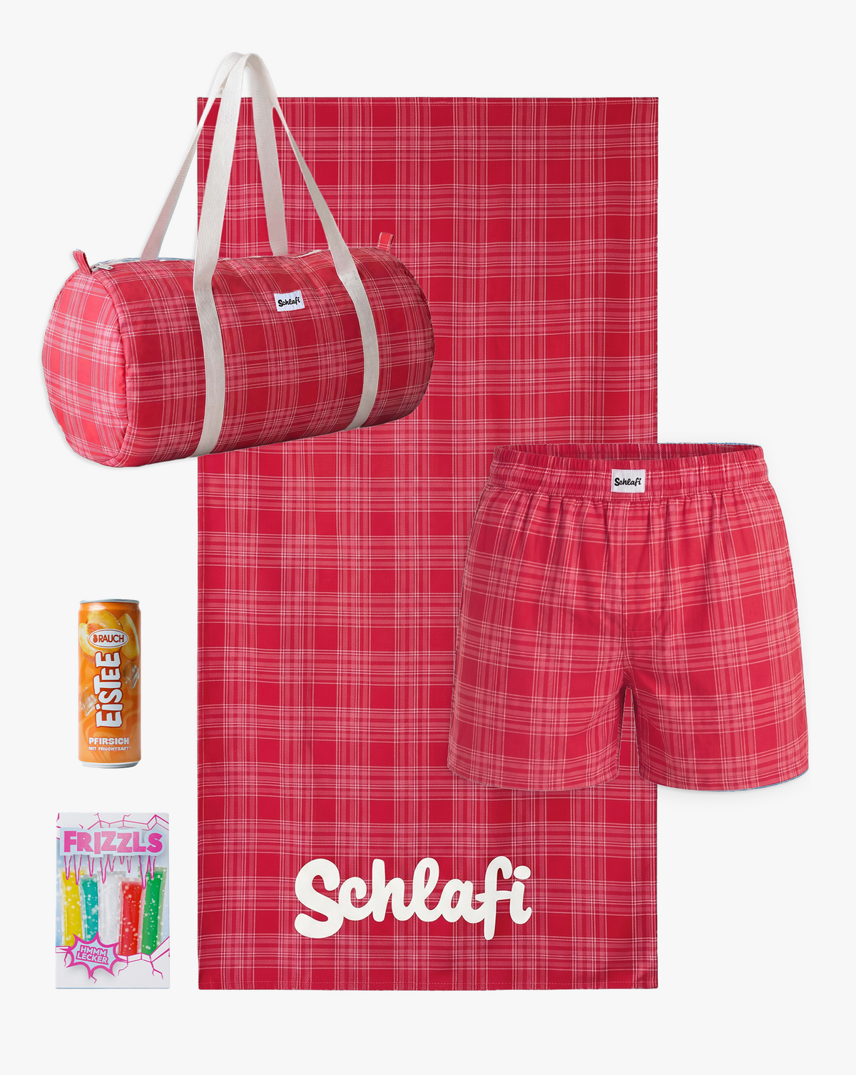 Schlafi Geschenkset in kräftigem Rot mit kariertem Muster, bestehend aus Reisetasche, Schlafshorts und Handtuch mit Logo-Aufdruck. Ergänzt wird das Set durch eine Dose Eistee und eine Packung Frucht-Eis am Stiel.