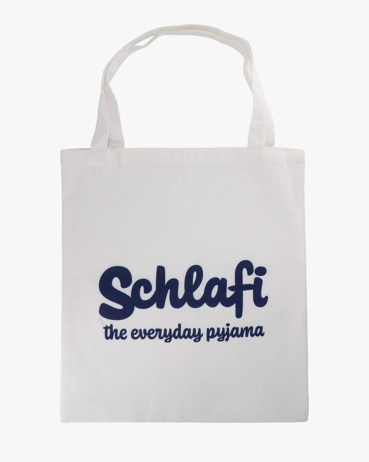 Weiße Stofftasche mit zwei Henkeln und dunkelblauem Aufdruck „Schlafi – the everyday pyjama“ auf der Vorderseite.