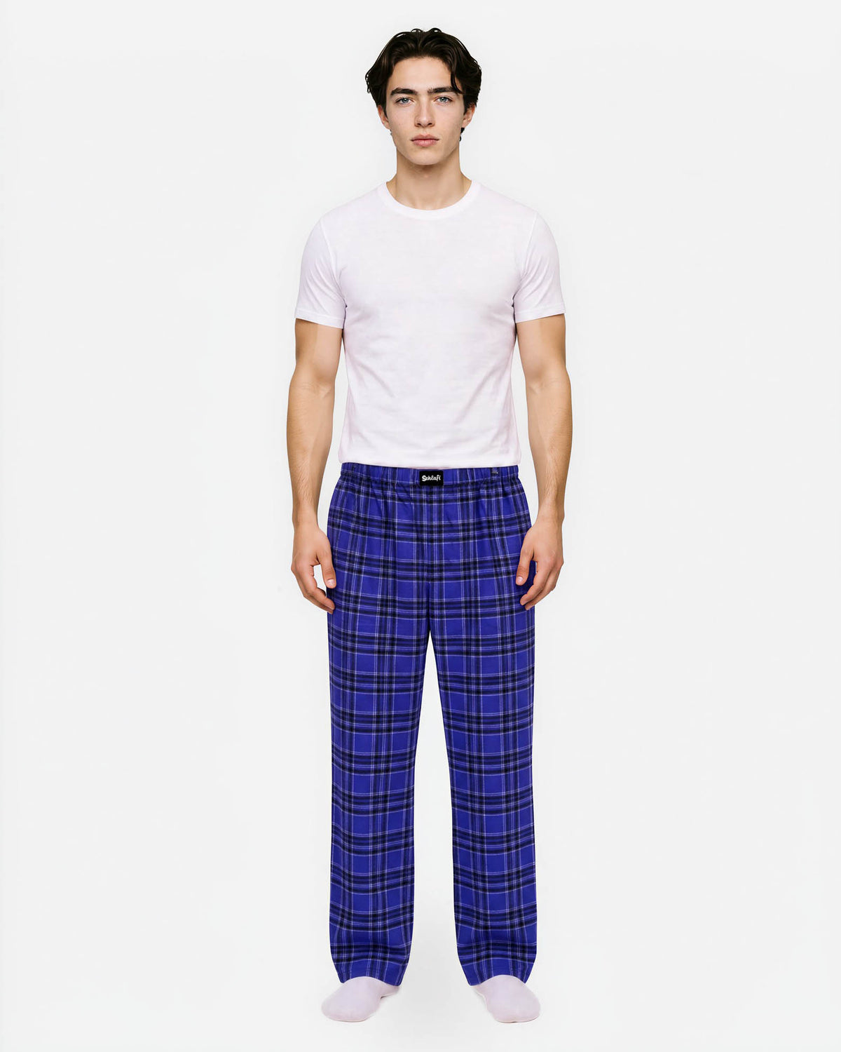 Man mit weißen -Shirt und blauer Piyama hose