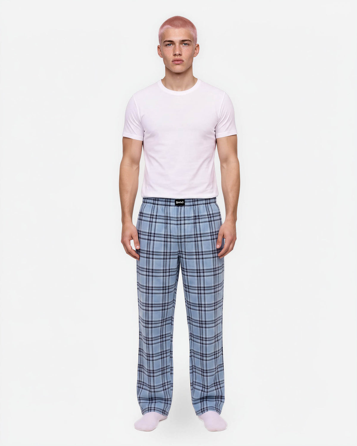 Mann trägt die Schlafi Pyjamahose Faded Denim aus hellblau kariertem Flanell, Vorderansicht in ganzer Länge