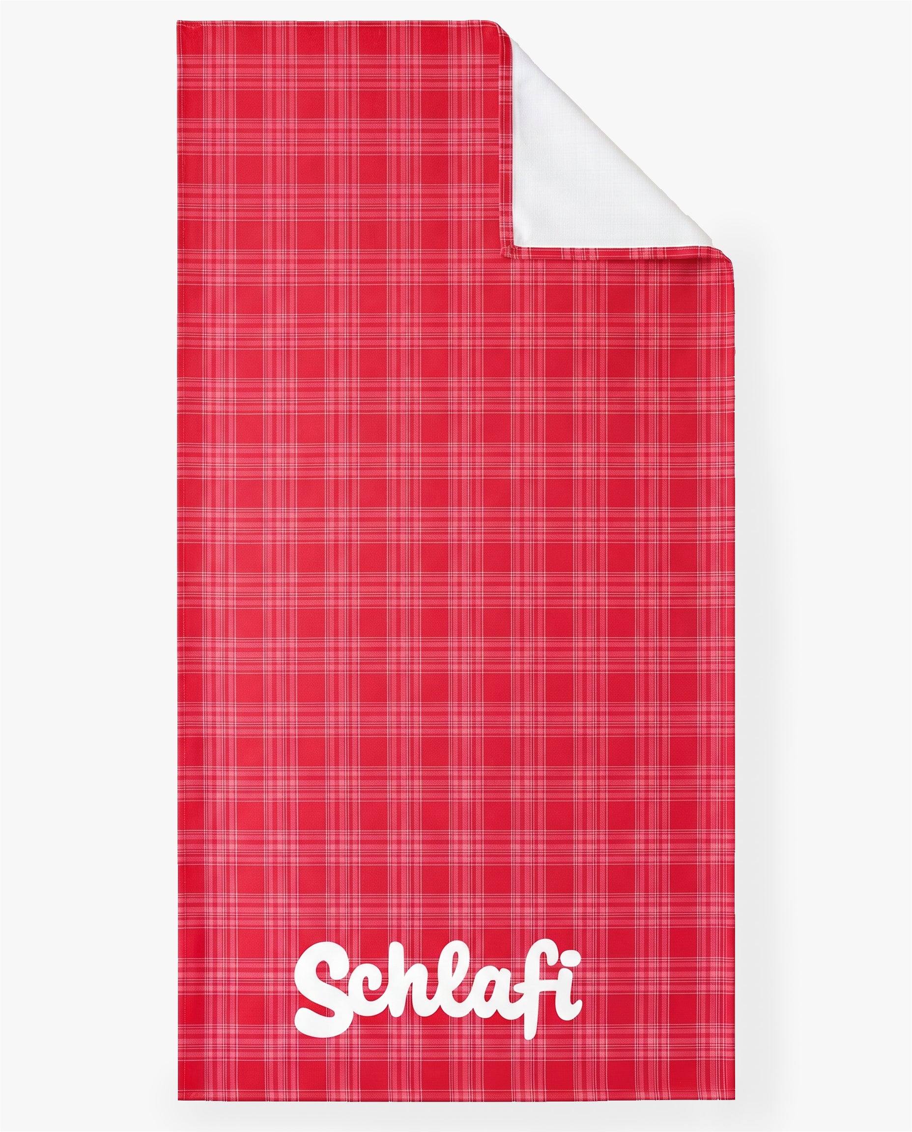 Rot kariertes Strandhandtuch mit weißem „Schlafi“-Schriftzug am unteren Rand, flach vor hellem Hintergrund ausgelegt.