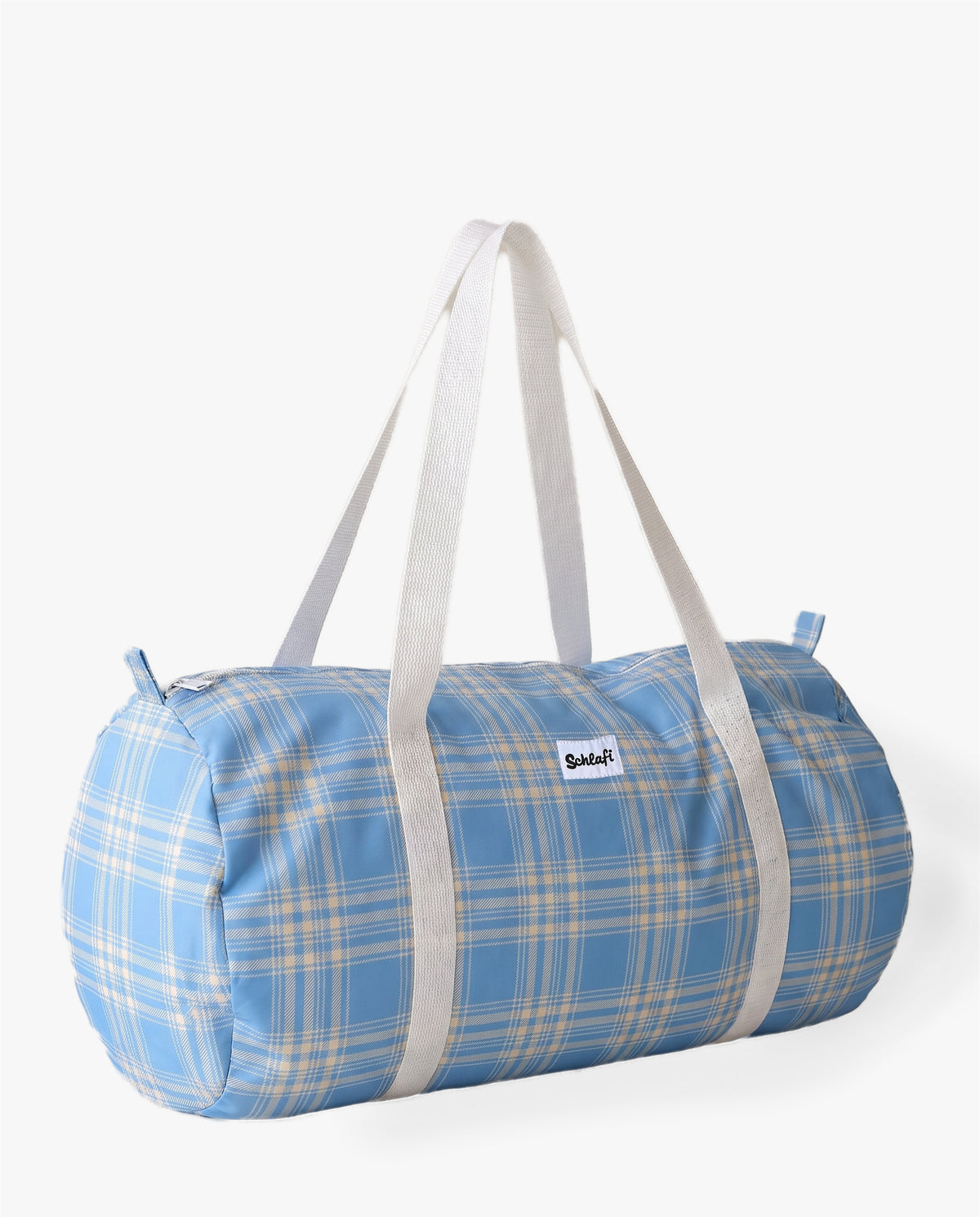 Hellblaue Duffel Bag mit weißem Karomuster, langen weißen Henkeln und Reißverschluss, schräg von vorne fotografiert.
