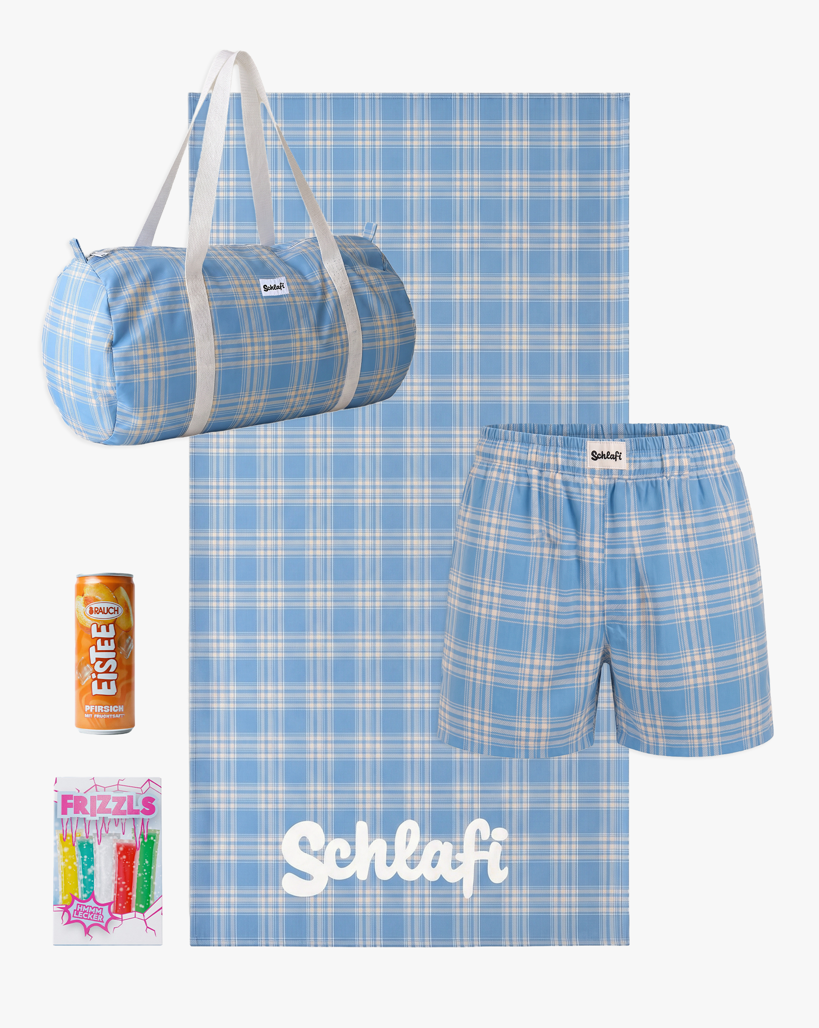 Schlafi Geschenkset in Hellblau mit kariertem Muster, bestehend aus Reisetasche, Schlafshorts und Handtuch mit großem Logo-Aufdruck. Ergänzt wird das Set durch eine Dose Pfirsich-Eistee und eine Packung Frizzls Wassereis.