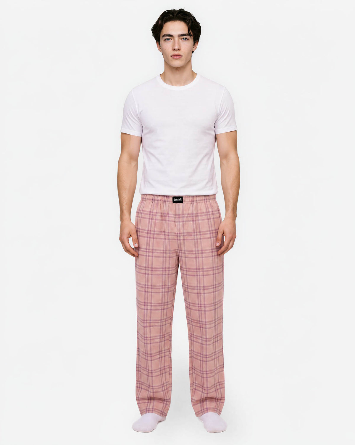 Man mit weißen -Shirt und blauer Piyama hose