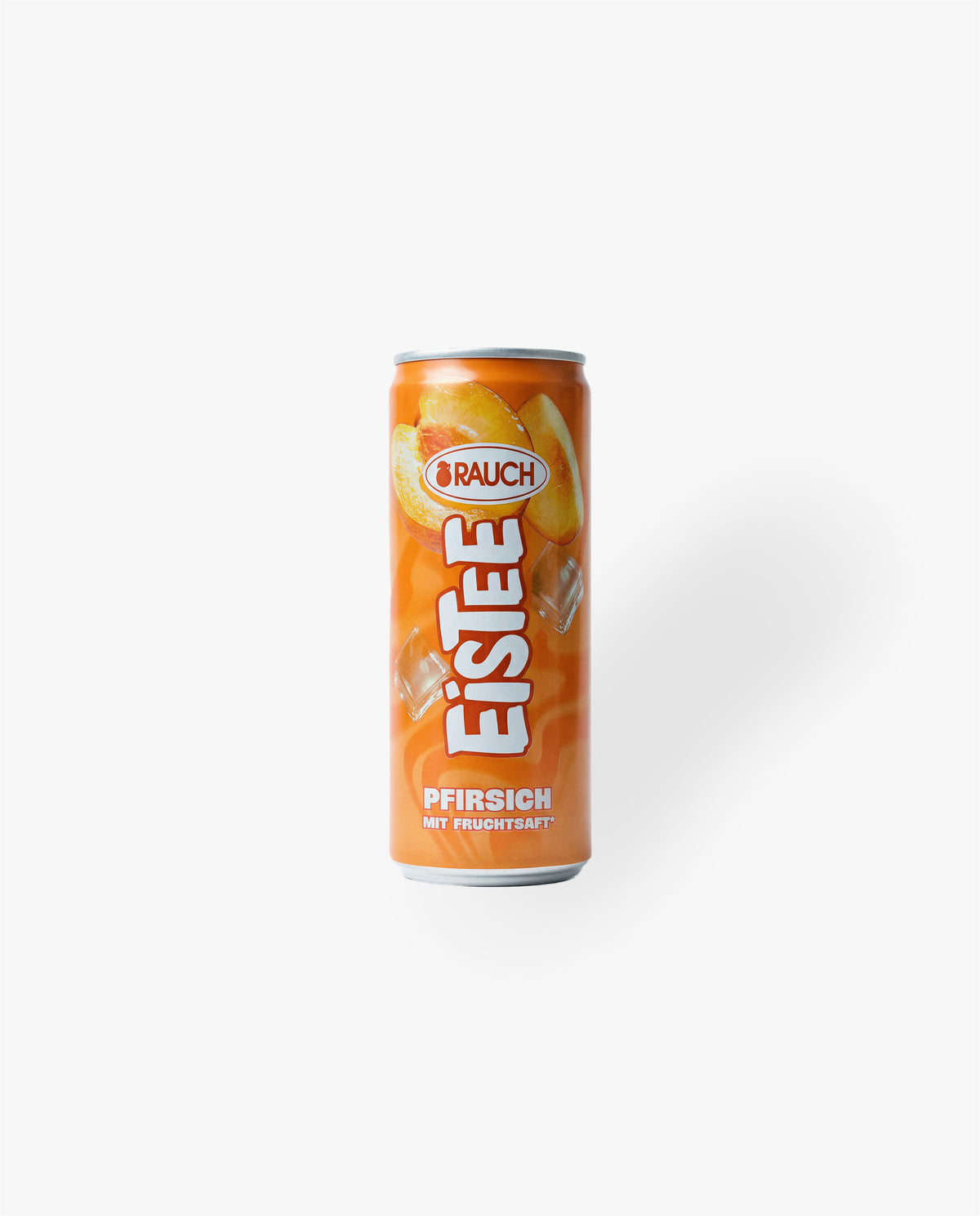 Schmale Dose Rauch Eistee Pfirsich mit Fruchtsaft in Orange, verziert mit Pfirsichabbildungen, Eiswürfeln und großem „EISTEE“-Schriftzug auf hellem Hintergrund.